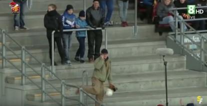 Voetbal fan maakt bier kapot